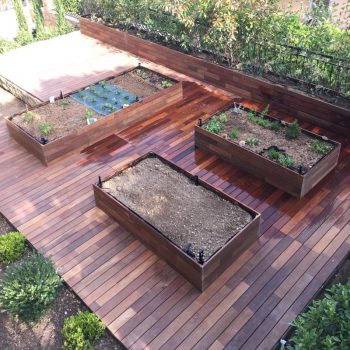 Terrasse en caillebotis Ipê + jardinières réalisé par Art et Jardin Monanco